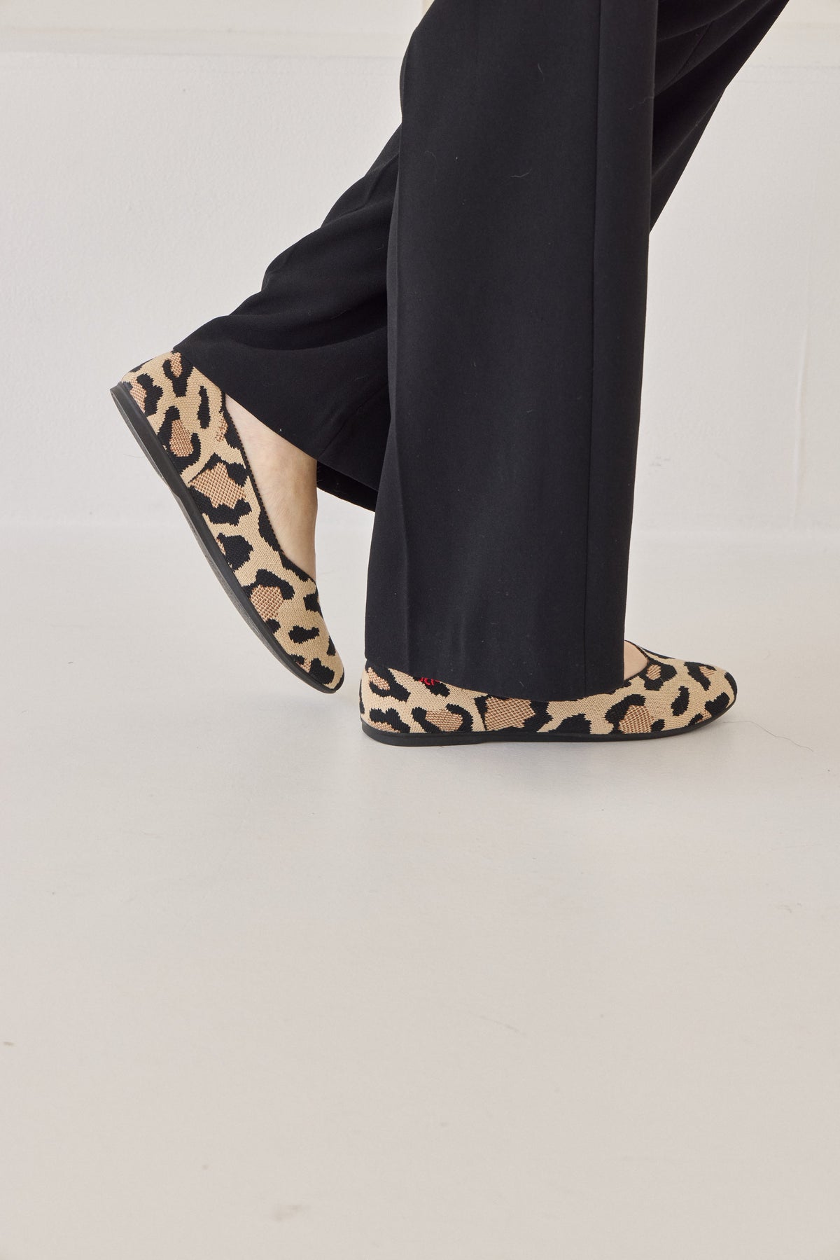 a.soyi Ballerinas im Leo-Muster zu schwarzer Hose