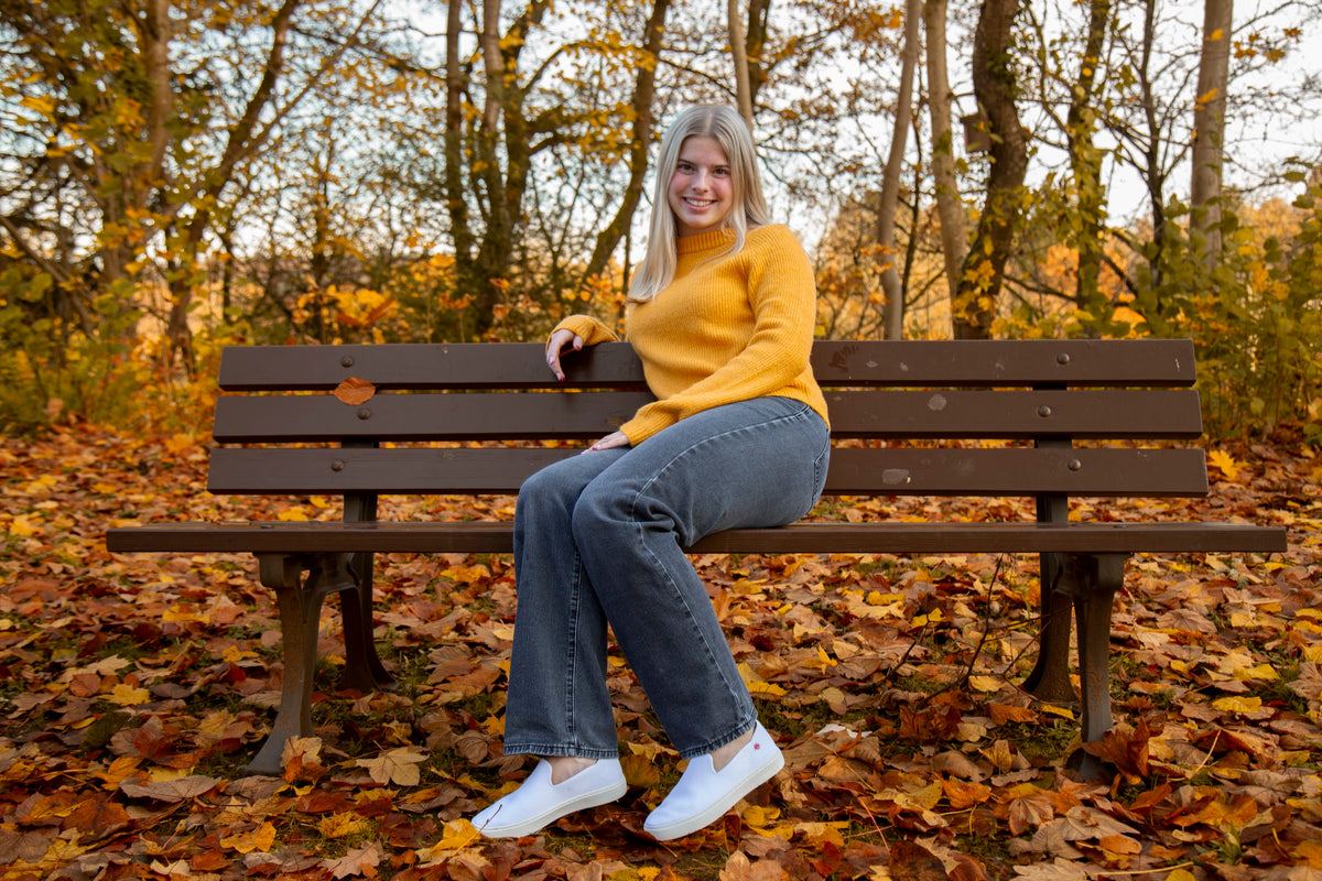 Frau mit a.soyi Slip-On Sneaker Brea auf einer Parkbank im Herbst